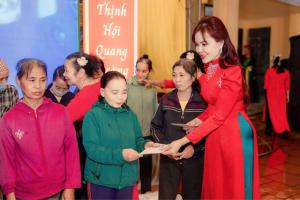 Á Hậu Ánh Quyên trao quà cho hộ nghèo tại Hải Dương
