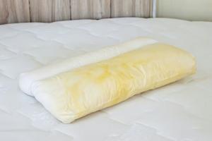 Không cần thuốc tẩy: 3 nguyên liệu nhà bếp giúp đánh bay vết ố vàng trên gối chỉ sau 1 lần giặt