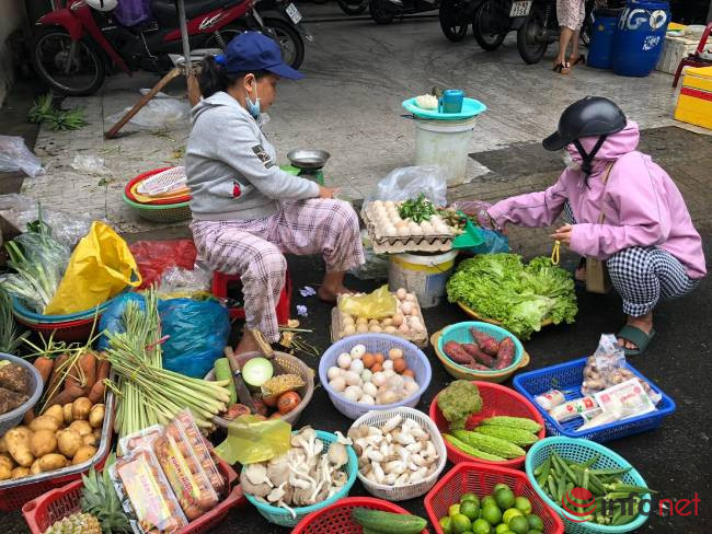 Người dân Đà Nẵng đổ xô mua thực phẩm dự trữ bão, rau xanh cháy hàng,