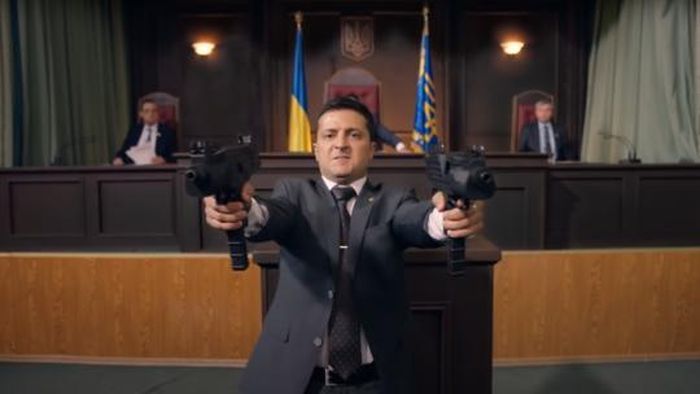 Ông Zelensky giải thích lý do từng phải mang theo súng