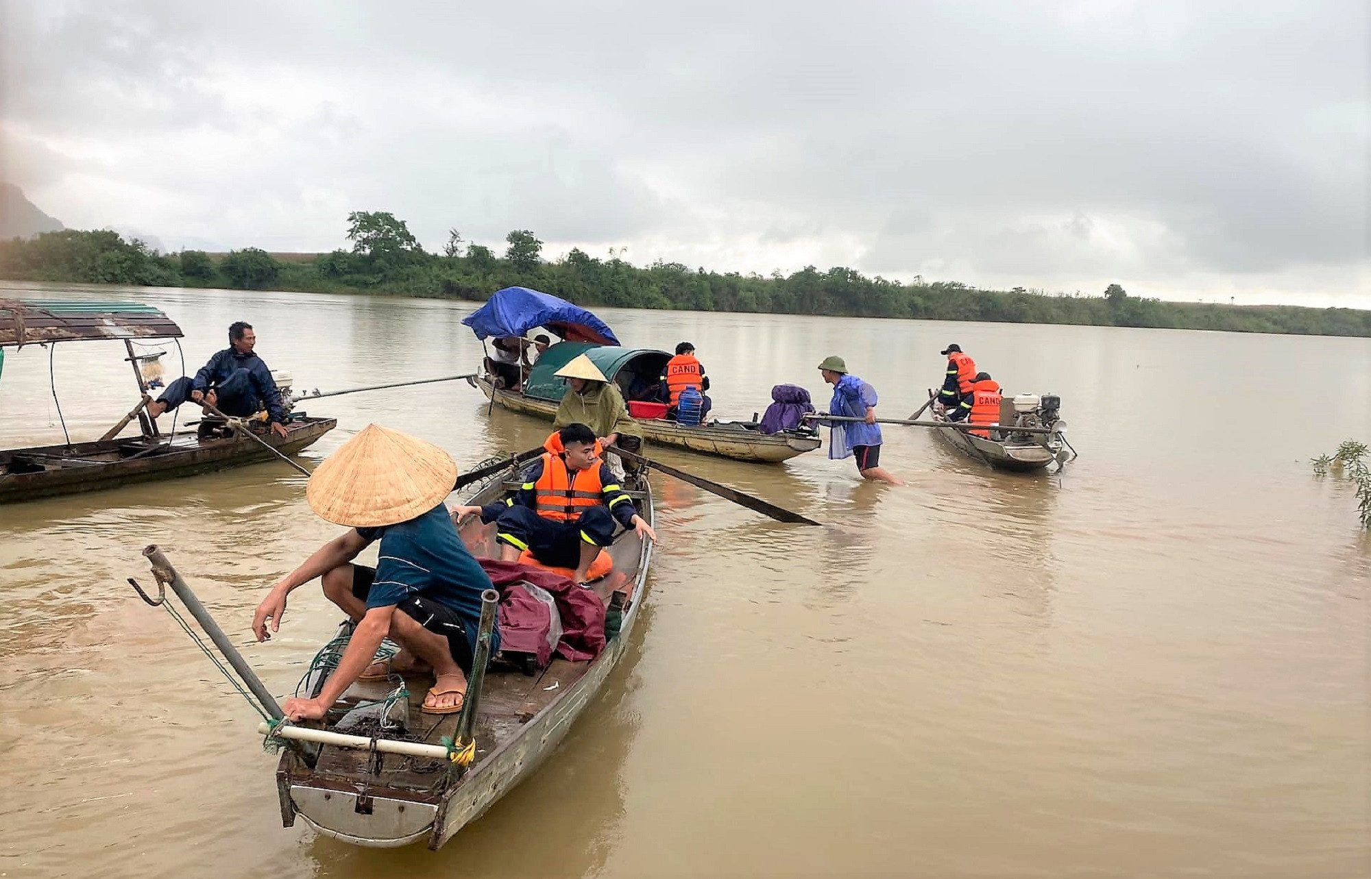 3 học sinh mất tích trên sông Lam: Đã tìm thấy thi thể 2 anh em ruột 