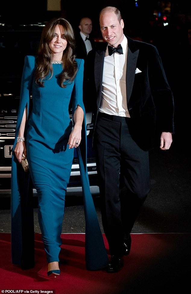 William và Kate thể hiện cử chỉ thân mật khiến fan lịm tim, chuyên gia ngôn ngữ cơ thể bình luận không cần phô trương vẫn đầy tinh tế