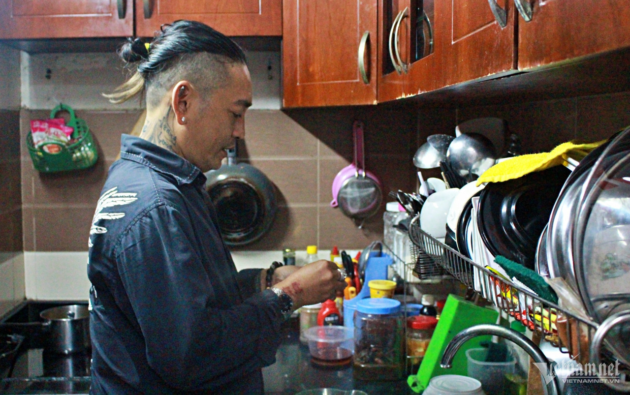 Thấy cảnh mẹ làm trong đêm, gã giang hồ quận 1 bất ngờ 'gác kiếm'