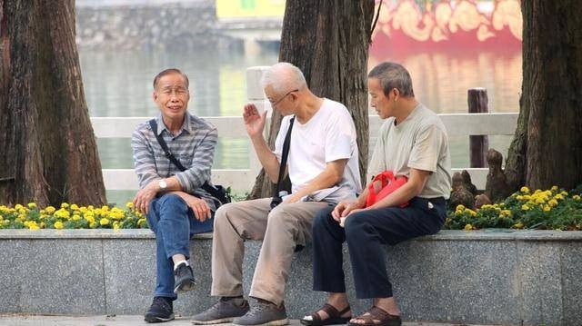 Bố 74 tuổi có 3 con trai là tiến sĩ, lúc ốm nhận ra bài học xương máu