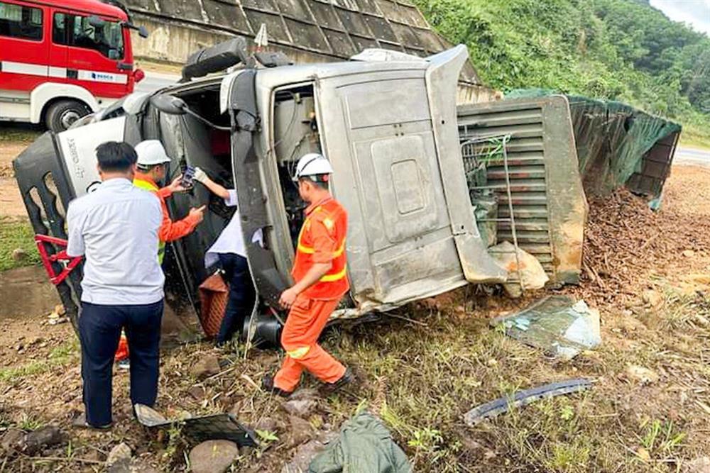 Xe đầu kéo lật trên cao tốc La Sơn