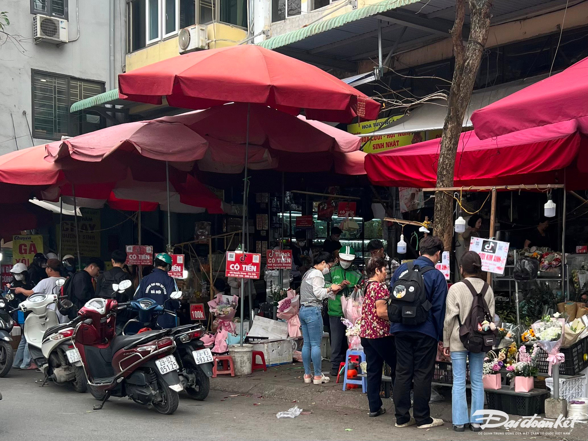 Cửa hàng hoa tươi ngày 8/3: Nơi đông nghịt, chỗ ế ẩm