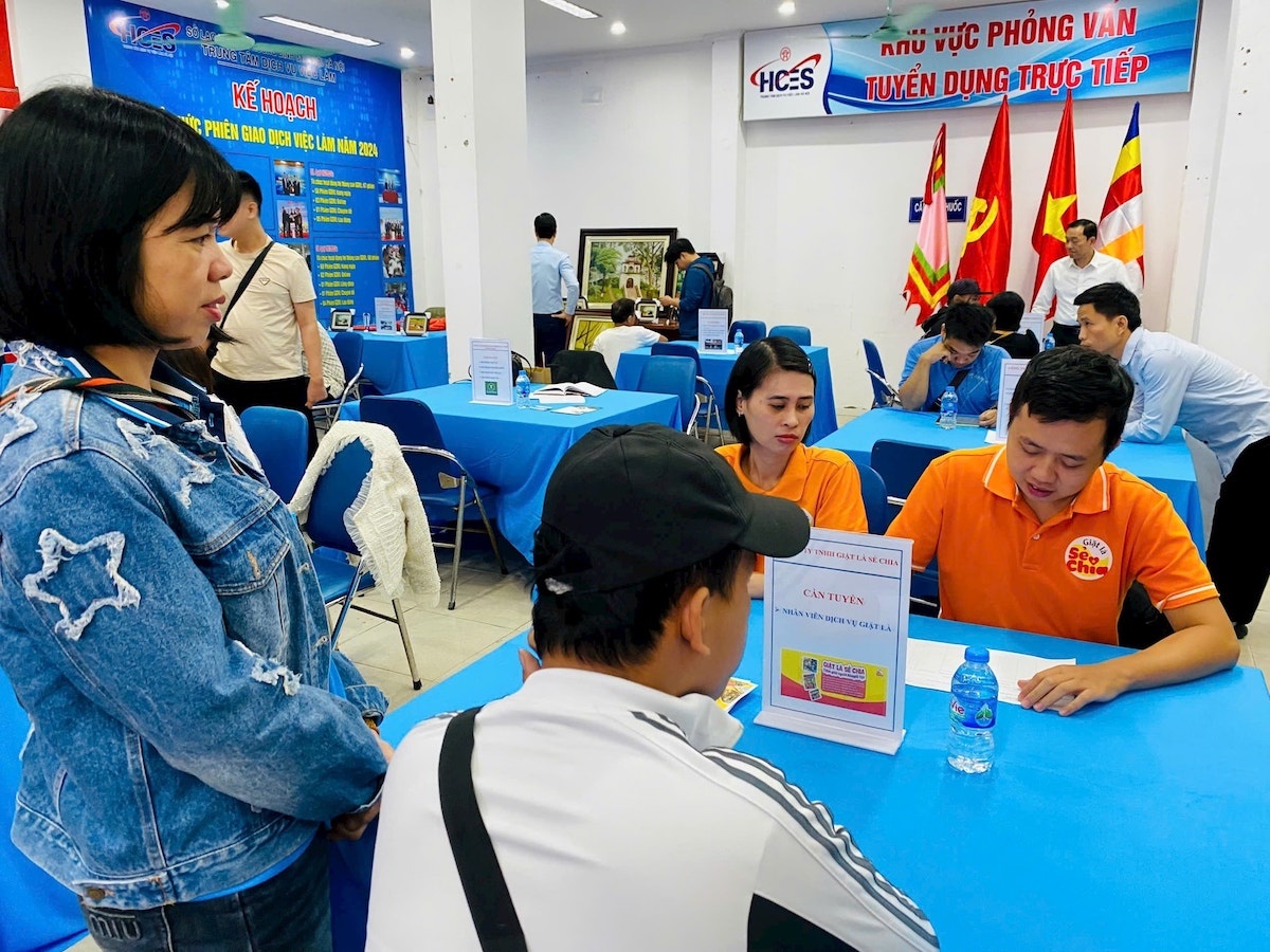 Thị trường lao động cuối năm: Nhiều phúc lợi hấp dẫn, vì sao người lao động vẫn thờ ơ?